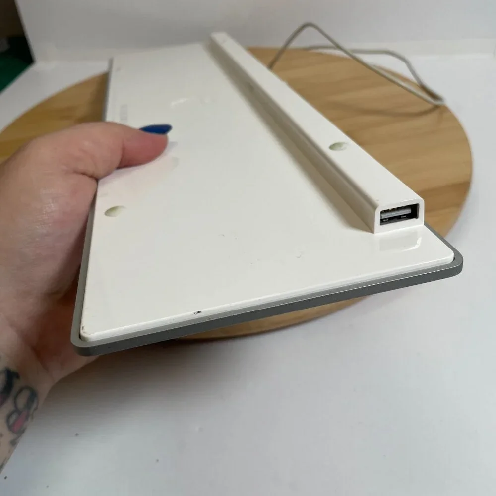 Genuine Apple Keyboard Slim Model A1243 Wired USB Silver w/ White Keys Tested